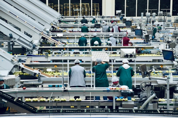 een groep mensen in een fabriek